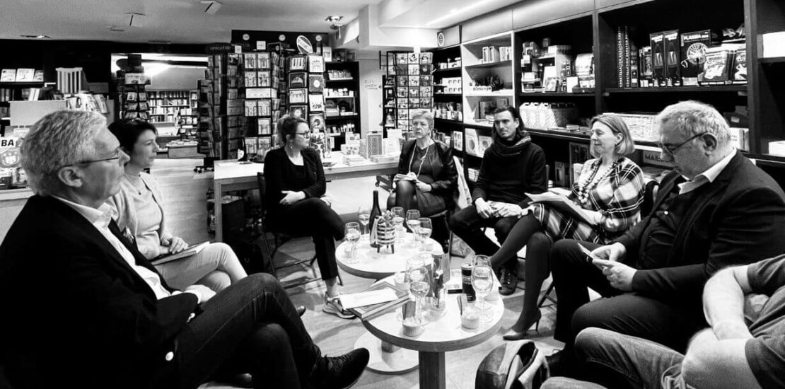 Photo de 8 personnes assises dans une librairie lors d'un BookCLUB