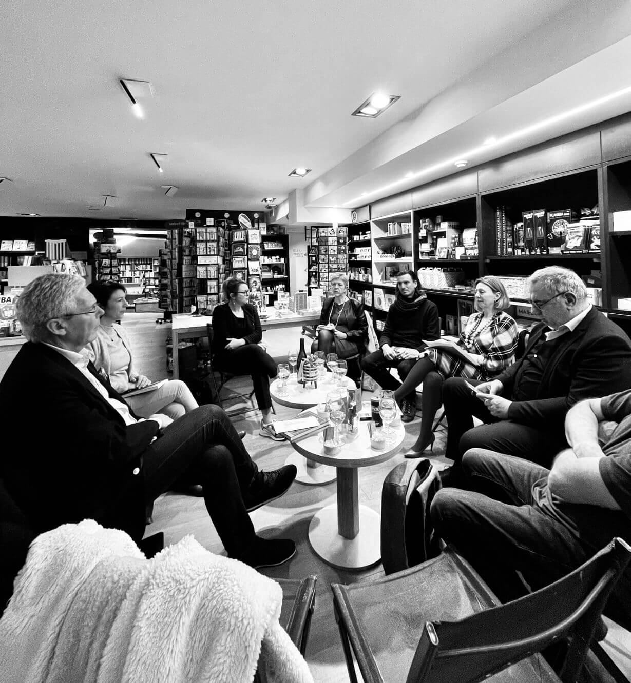 Photo de 8 personnes assises dans une librairie lors d'un BookCLUB